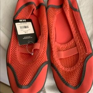 Beach shoes in salmon